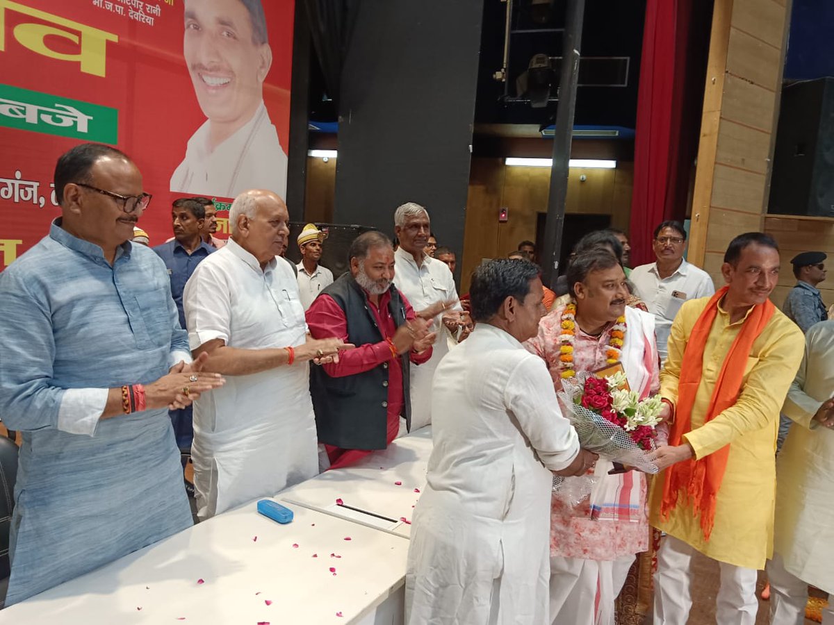 gopalraisinger's tweet photo. लखनऊ में आयोजित भोजपुरी महोत्सव में सम्मान प्राप्त हुआ। साथ में उत्तर प्रदेश सरकार के उपमुख्यमंत्री श्री @brajeshpathakup,कृषि मंत्री श्री @spshahibjp, बलिया नगर से विधायक व परिवहन मंत्री श्री @dayashankar4bjp जी उपस्थित रहे
कार्यक्रम के आयोजक श्री प्रभुनाथ राय जी को विशेष आभार https://t.co/kttGyMyNgF