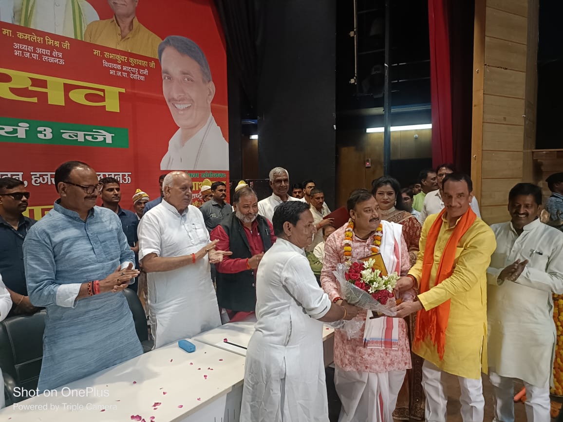 gopalraisinger's tweet photo. लखनऊ में आयोजित भोजपुरी महोत्सव में सम्मान प्राप्त हुआ। साथ में उत्तर प्रदेश सरकार के उपमुख्यमंत्री श्री @brajeshpathakup,कृषि मंत्री श्री @spshahibjp, बलिया नगर से विधायक व परिवहन मंत्री श्री @dayashankar4bjp जी उपस्थित रहे
कार्यक्रम के आयोजक श्री प्रभुनाथ राय जी को विशेष आभार https://t.co/kttGyMyNgF