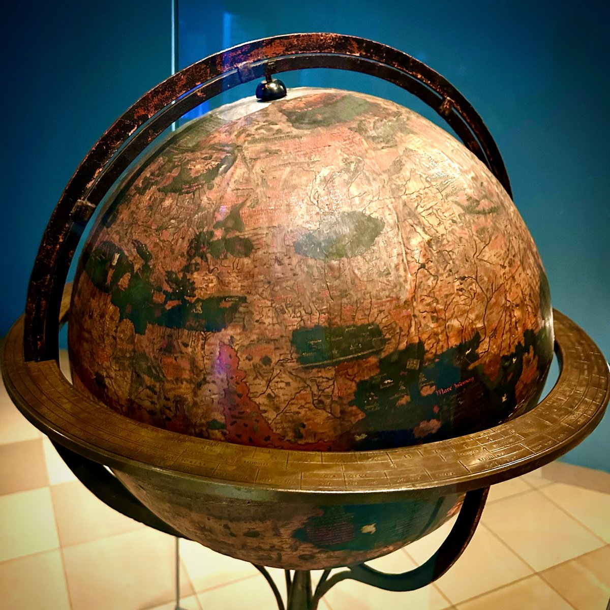 norimberga's tweet photo. Ältester #Globus der Welt + #Unesco #Weltdokumenterbe vom #Nürnberger Martin #Behaim als Auftrag vom Stadtrat @nuernberg_de im Jahre 1492 erstellt. Während #Amerika als #Kontinent gänzlich fehlt, ist der Rest relativ gut abgebildet. @GNM_Nuernberg https://t.co/lOuqSTXT5F