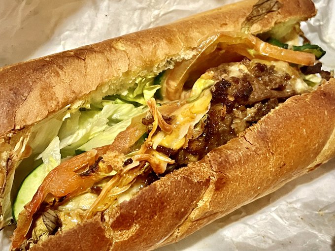 アメリカ(座間)ロスタイム
座間キャンプ内サブウェイのホットメルトサンド
野菜はともかく他のものについては流通が違うのでとてもアメリカ
特に海外のパンはうめえ
焼き直してうまうま 