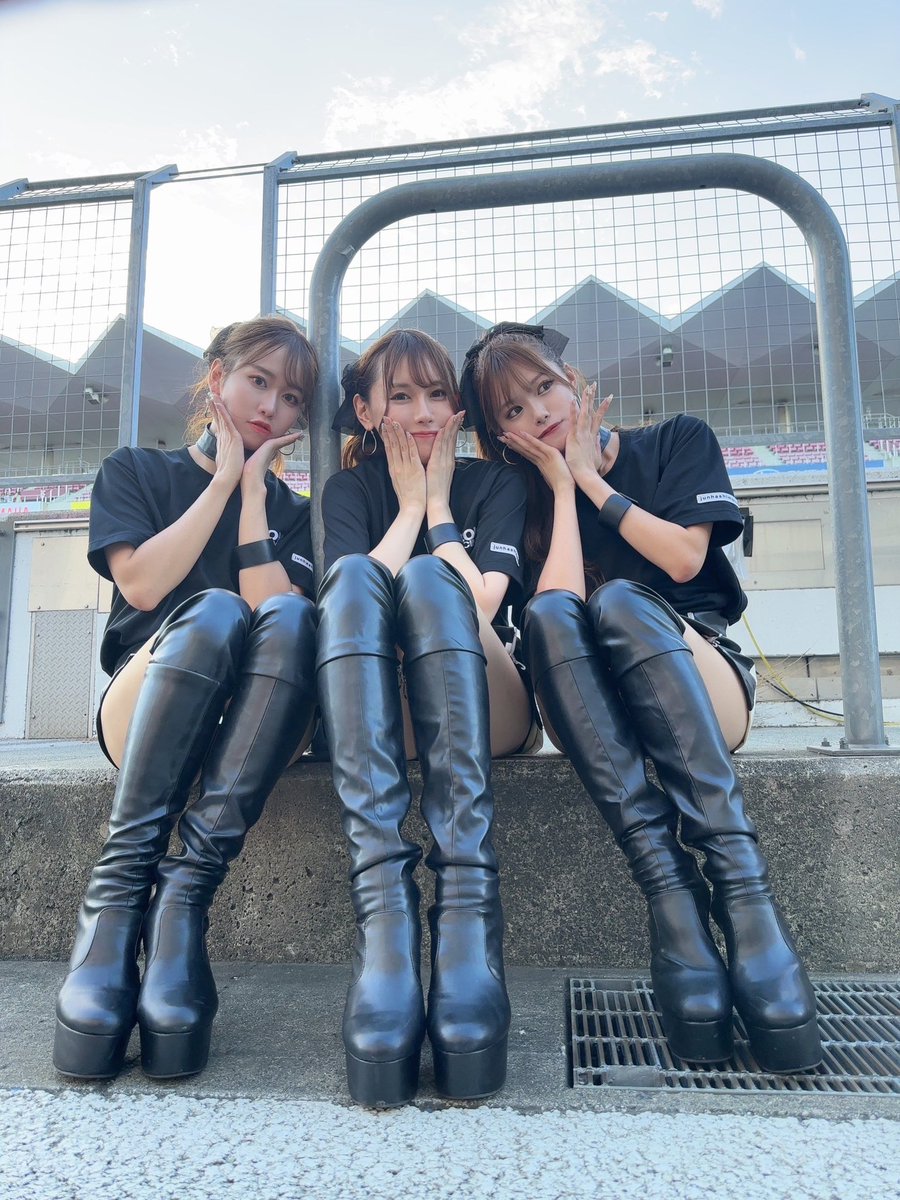 loveanyu_twitt's tweet photo. 今日もお疲れ様でした🫶🏻
夕方のステージからは
#junhashimoto ✖︎ #LEONRACING のチームTシャツを着用してたよ🖤お洒落✔️
明日はお天気が心配🥹
#SUPERGT #LEONRACINGLADY #レースクイーン https://t.co/OpPUpvnTzv