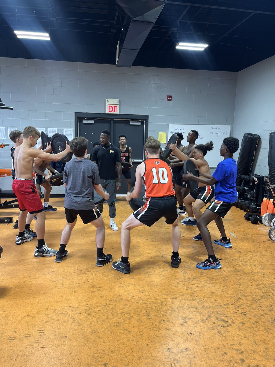 FHS_BBALL's tweet photo. Finished the week off strong in the weight room. https://t.co/eOzMnQ5jXX