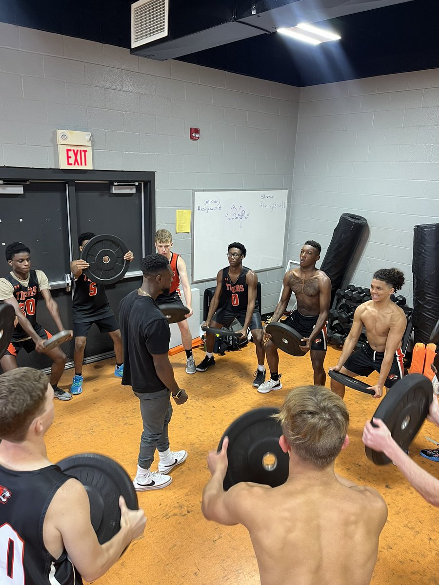 FHS_BBALL's tweet photo. Finished the week off strong in the weight room. https://t.co/eOzMnQ5jXX