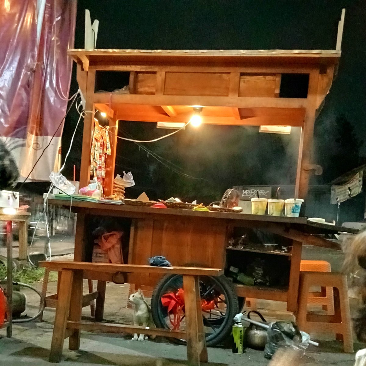 widyadanap's tweet photo. Sunday night + angkringan + suara kendaraan yg lalu lalang #familytime https://t.co/X0m2K1mXbH