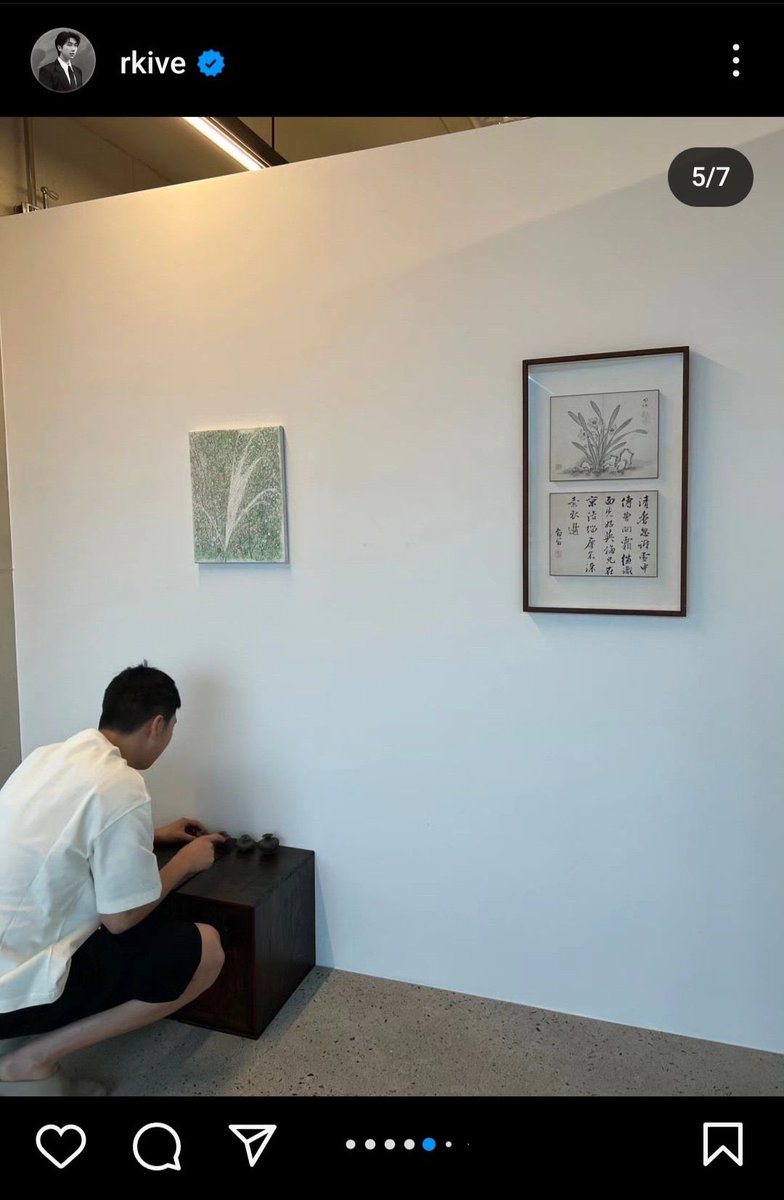 pijika_official's tweet photo. วันนี้ไปที่ Working with friend gallery  ที่นัมจุนเอาของจากที่บ้านไปจัดให้ชม 
จังหวะพอดีเจอข้อมูลและอยู่ไม่ไกล … ได้เห็นงานศิลปิน Yun Hyong Keun บุคคลในเพลง Yun ของนัมจุน ✨ เหมือนได้เข้าไปใกล้ป๋ามากขึ้น💜 #RM #Workingwithfriend https://t.co/i0gN4M7kin