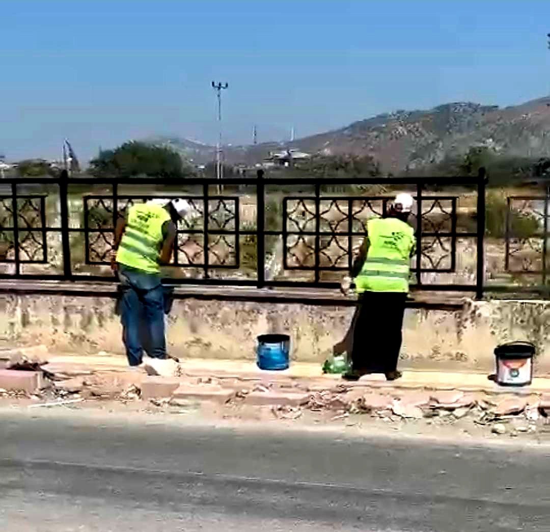 İşte depremde yerle yeksan olmuş #Antakya. Evlere şenlik bir manzara. Su yok, yol yok, ulaşım yok, elektrik yok, hijyen yok ama Asi Nehrinin korkulukları itinayla boyanıyor. Hizmet diye buna denir. Her sorunumuz bitti kala kala kalan..!
<a href="/herkesicinCHP/">CHP 🇹🇷</a> 
<a href="/DocDrLutfuSavas/">Lütfü Savaş 🇹🇷</a> 
<a href="/HatayBSB/">Hatay Büyükşehir Belediyesi</a>