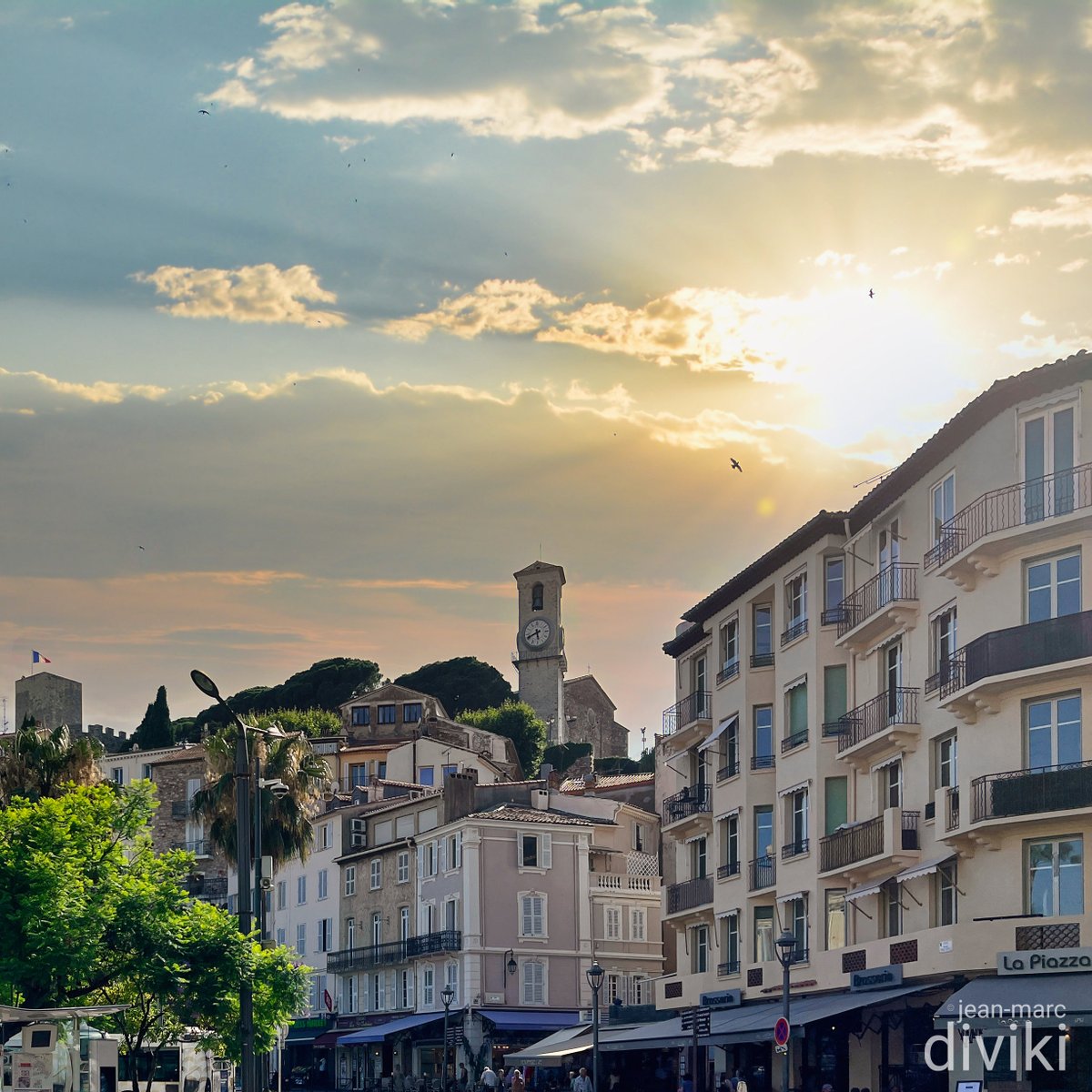 Début de soirée sur Le Suquet et la place Cornut Gentille !

#cannes #lesuquet #3gimmo #CotedAzurFrance