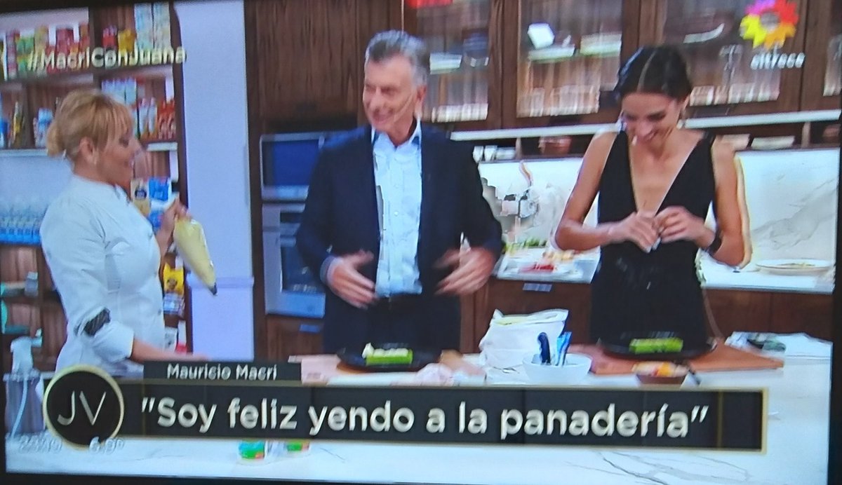 lean001's tweet image. Fui a la panadería y como no sabía que quería, compré facturas, chipa y una medialuna gigante para rellenarla con jamón y queso.