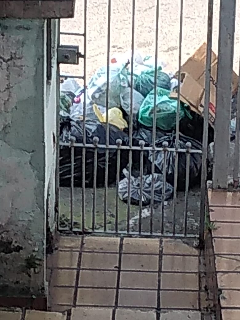 bfelisoni's tweet photo. @subprefeiturasp já enviei pedido por e-mail a subprefeitura Ipiranga solicitando para que orientem os funcionários de recolhimento de lixo que não depositem o lixo na rua no nosso portão,  minha mãe idosa fixa nervosa,  ela pediu , diretamente,  aos funcionários e nada. https://t.co/NcsQFKQq5E