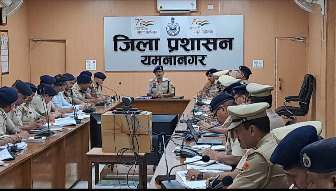 PoliceYnr's tweet photo. लघु सचिवालय के मीटिंग हॉल मे ली गई क्राइम मीटिंग।जिला के सभी DSP,SHO व चौकी इंचार्जो को दिए कड़े दिशा निर्देश।आमजन के साथ मैत्रीपूर्ण व्यवहार हो।अपराधियो व कबूतरबाजो से सख्ती से निपटे।अच्छा कार्य करने वाले पुलिसकर्मियो को किया सम��मानित
@police_haryana
@DGPHaryana
@AdgpAmbalaRange https://t.co/vLSoCIpcEJ