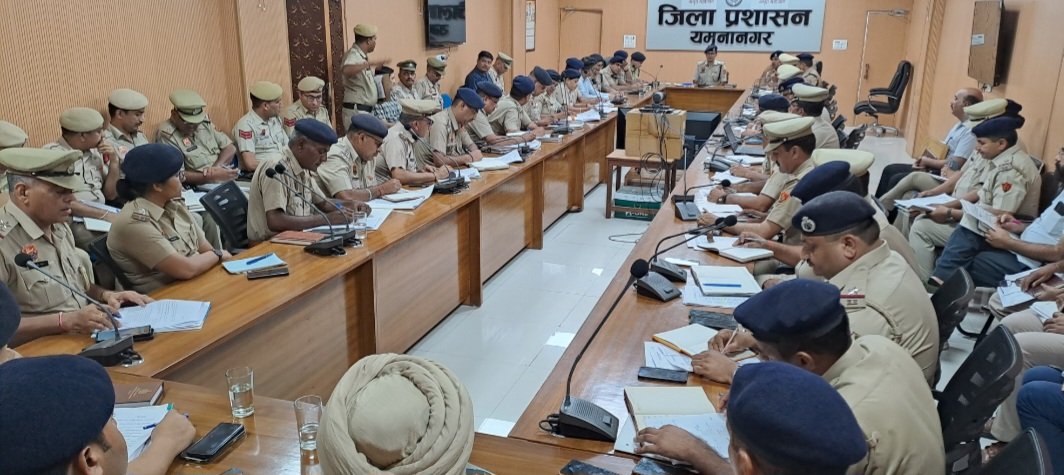 PoliceYnr's tweet photo. लघु सचिवालय के मीटिंग हॉल मे ली गई क्राइम मीटिंग।जिला के सभी DSP,SHO व चौकी इंचार्जो को दिए कड़े दिशा निर्देश।आमजन के साथ मैत्रीपूर्ण व्यवहार हो।अपराधियो व कबूतरबाजो से सख्ती से निपटे।अच्छा कार्य करने वाले पुलिसकर्मियो को किया सम��मानित
@police_haryana
@DGPHaryana
@AdgpAmbalaRange https://t.co/vLSoCIpcEJ