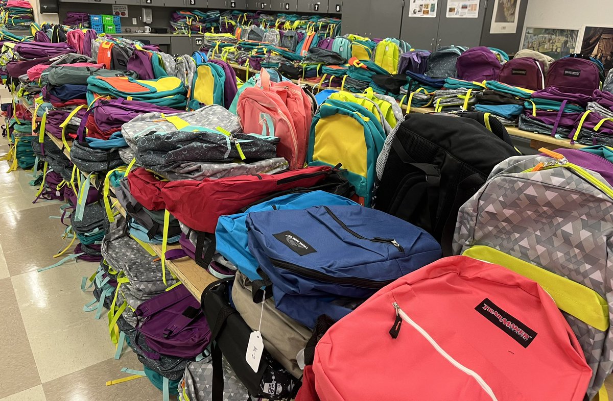 ShawnaMiller03's tweet photo. The backpacks are ready! Can’t wait to see the kids! #Back2SchoolFair #onelisd #BeTheOne https://t.co/BqCyNaicuS