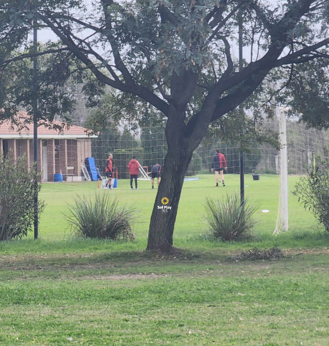 Rubén Botta y Damian Batallini se entrenan en el predio 4 de Junio. Facundo Garcés recibe a las incorporaciones y les muestra más instalaciones del club. El capitán de #Colón no se tomó vacaciones. Tiene chances de ser transferido en este mercado de pases.