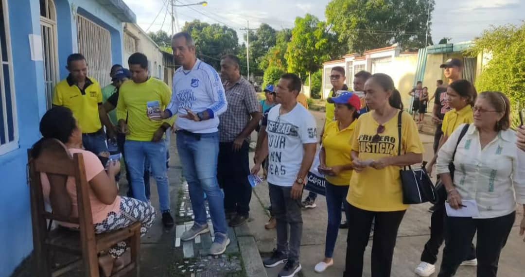 PjApure's tweet photo. Este gobierno antidemocrático quiere acabar con la ESPERANZA de los  🇻🇪.Tenemos que unirnos todos los que queremos CAMBIO!! y participar masivamente en las #Primarias ..Vamos a echar pa'Lante.!
#Apure
#ComprometidosConVzla 
#CaprilesPresidente 
@ActivismoPJ 
@Pr1meroJusticia https://t.co/lzN3uwJwGs