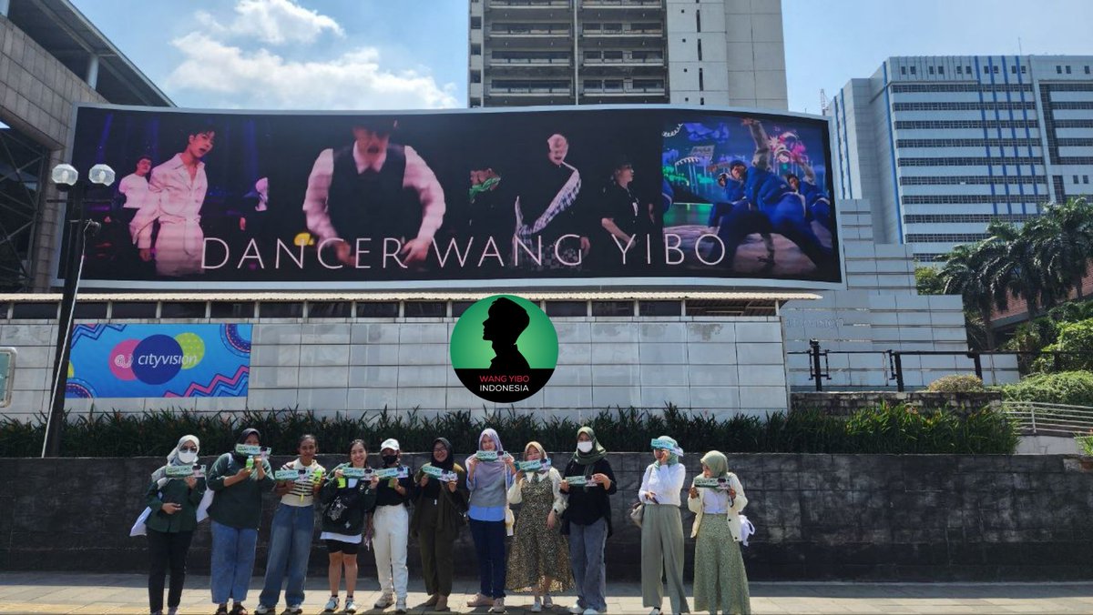 yibo_indonesia's tweet photo. Birthday wishes from MTJJ Indonesia for Wang Yibo in front of Birthday LED at Ratu Plaza Jakarta ✨💚

COOL GUY TURNS 26
#WangYibo26thBirthday #WangYibo https://t.co/WmK38pOF5K