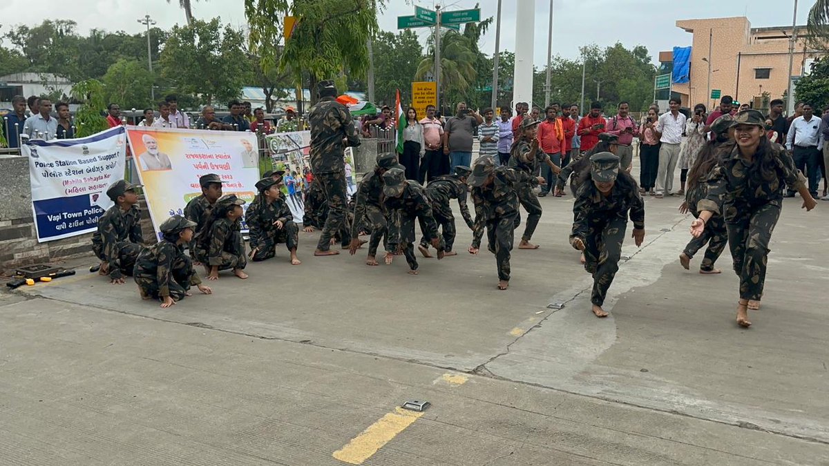 રેલ્વે સ્ટેશન વલસાડ ખાતે ફલેશ મોબ ઘ્વારા ૧૫ મી ઓગષ્ટ ૨૦૨૩ ‘‘સ્વાતંત્ર્ય દિન’’ની રાજ્ય કક્ષાની ઉજવણીનો પ્રચાર પ્રસાર કરવામાં આવ્ચો. #77independenceday <a href="/CMOGuj/">CMO Gujarat</a> <a href="/revenuegujarat/">Revenue Dep. Gujarat</a> <a href="/InfoGujarat/">Gujarat Information</a> <a href="/DDO_VALSAD/">DDO Valsad</a>