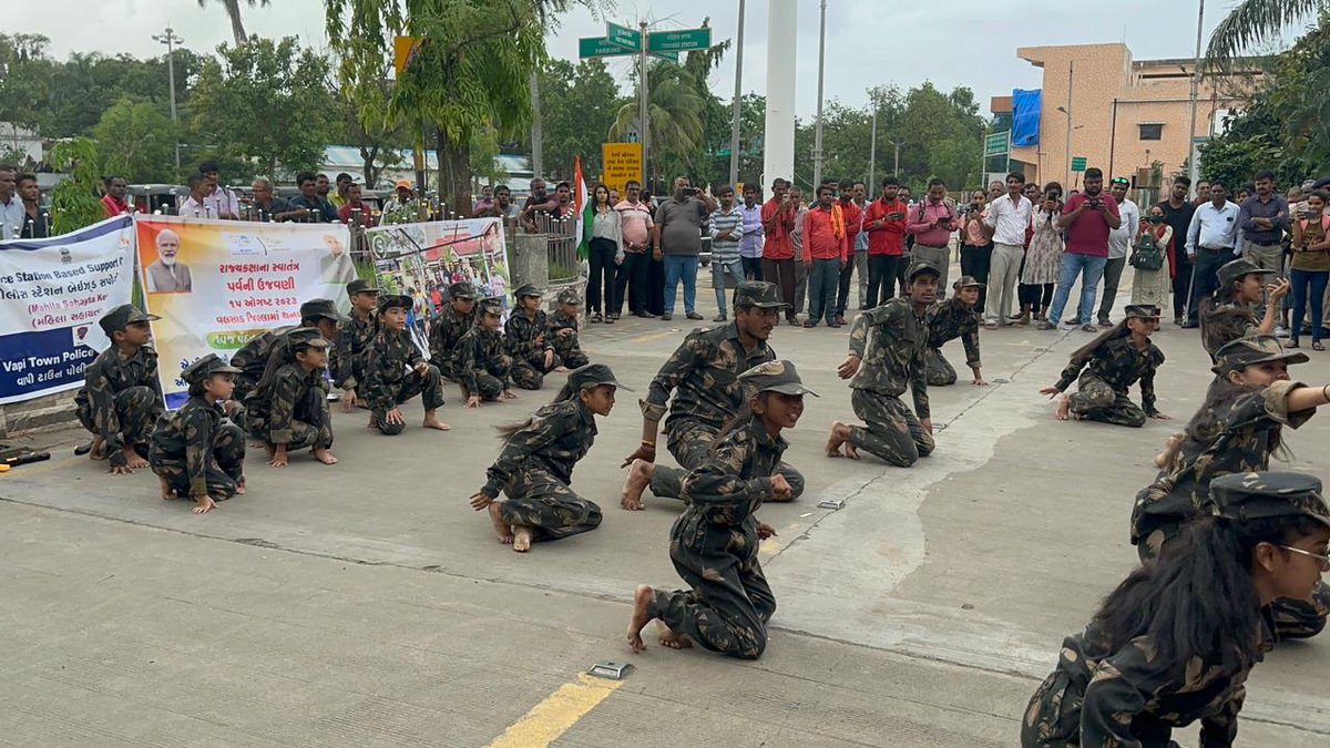collectorvalsad's tweet photo. રેલ્વે સ્ટેશન વલસાડ ખાતે ફલેશ મોબ ઘ્વારા ૧૫ મી ઓગષ્ટ ૨૦૨૩ ‘‘સ્વાતંત્ર્ય દિન’’ની રાજ્ય કક્ષાની ઉજવણીનો પ્રચાર પ્રસાર કરવામાં આવ્ચો. #77independenceday @CMOGuj @revenuegujarat @InfoGujarat @DDO_VALSAD https://t.co/5LI49ZdSIp