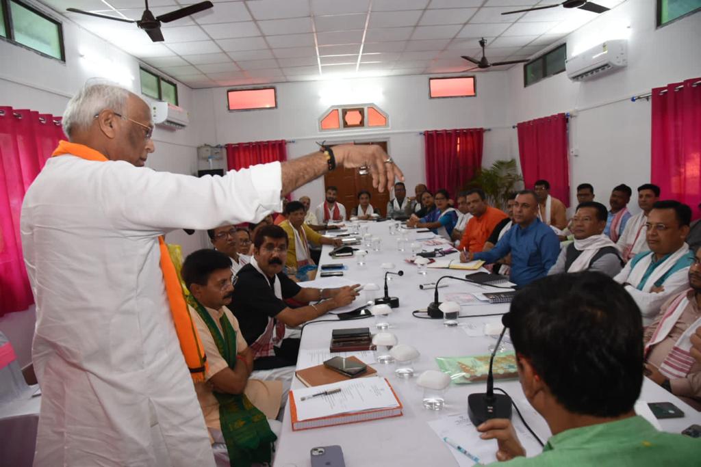 BJP4Assam's tweet photo. ৰাজ্যিক বিষয় - ববীয়া সভা, ভাৰতীয় জনতা পাৰ্টি, অসম প্ৰদেশ
দিনাংক - ৫ আগষ্ট, ২০২৩
স্থান - মতংগাফুৰি পাৰ্ক, তামুলপুৰ

মাননীয় ৰাজ্যিক সভাপতি ভৱেশ কলিতাদেৱৰ অধ্যক্ষতাত অনুষ্ঠিত এই সভাত আগন্তুক দিনৰ সাংগঠনিক কাৰ্যপন্থা সম্পৰ্কে বিশদভাৱে আলোচনা কৰা হয়। লোকসভা নিৰ্বাচনৰ প্ৰস্তুতি, লোকসভা প্ৰৱাস যোজনা, বুথৰ সৈতে সুসম্পৰ্ক ৰক্ষা আদি সকলো দলীয় কাৰ্যক্ৰমত বিষয়ববীয়াসকলক ওতঃপ্ৰোতঃ ভাৱে জড়িত হ’বলৈ মাননীয় সভাপতি ডাঙৰীয়াই আহ্বান জনায়। অসম প্ৰদেশৰ সদ্যনিযুক্ত মাননীয় সাংগঠনিক সাধাৰণ সম্পাদক ৰৱীন্দ্ৰ ৰাজু ডাঙৰীয়াও এই বৈঠকত উপস্থিত থাকি সকলোকে মাৰ্গদৰ্শন আগবঢ়ায়।

২০০৩ চনৰ পৰা বিজেপিৰ বিভিন্ন স্তৰৰ সাংগঠনিক দায়িত্বত কাৰ্যনিৰ্বাহ কৰা লগতে বিগত ১০ বছৰ ৰাজ্যিক সাংগঠনিক সাধাৰণ সম্পাদক হিচাবে সকলো কাৰ্যকৰ্তাক মাৰ্গদৰ্শন কৰা আৰু শেহতীয়াকৈ হাৰিয়ানাৰ সাংগঠনিক সাধাৰণ সম্পাদকৰ দায়িত্ব লাভ কৰা মাননীয় ফণীন্দ্ৰনাথ শৰ্মাদেৱকো এই সভাতে সকলো বিষয়ববীয়াই বিষাদ মনেৰে বিদায় সম্ভাষণ জনায়।

এই সভাত ৰাজ্যিক বিষয়ববীয়াসকলৰ লগতে দলৰ সদ্যনিযুক্ত মাননীয় ৰাষ্ট্ৰীয় সম্পাদক কামাখ্যা প্ৰসাদ তাছা ডাঙৰীয়া আৰু ভাজপা অসম প্ৰদেশৰ মাননীয় সহ প্ৰভাৰী পৱন শৰ্মা ডাঙৰীয়া উপস্থিত থাকে। অতি সুকলমে হৈ যোৱা এই ৰাজ্যিক বিষয়ববীয়া সভাখন সুন্দৰভাৱে আয়োজন তথা পৰিচালনা কৰাৰ বাবে তামুলপুৰ সাংগঠনিক জিলাৰ মাননীয় সভাপতি প্ৰমুখ্যে সকলো কাৰ্যকৰ্তালৈ অশেষ ধন্যবাদ জ্ঞাপন কৰিছোঁ।