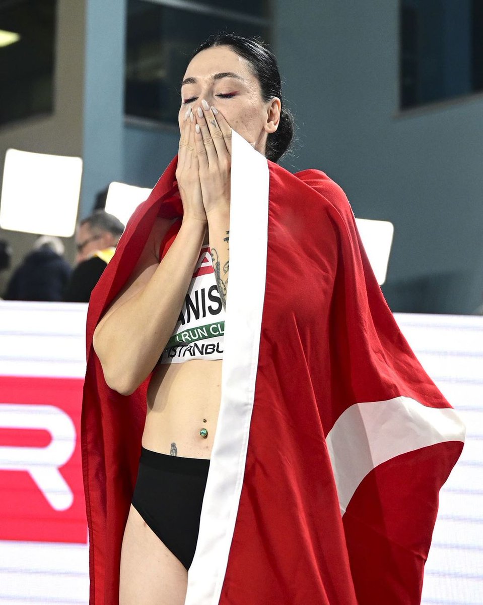 Tuğba Danışmaz'dan rekor!🥇 Dünya Üniversite Yaz Oyunları’nda üç adım atlama kadınlar kategorisinde yarışan milli sporcumuz Tuğba Danışmaz, 14.31'lik derecesiyle Türkiye rekoru kırdı ve oyunlarda altın madalyanın sahibi oldu. Tebrikler!🇹🇷👏