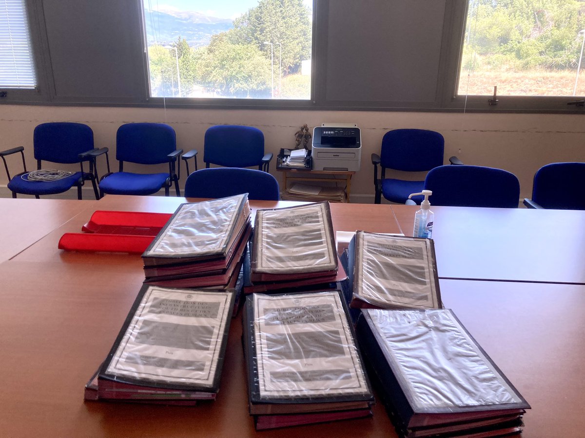 XWiik's tweet photo. Les plaisirs simples de la merveilleuse bureaucratie française 🇫🇷
Petite séance de dédicace ✍🏽 parce que quand on aime on ne compte pas 📑
#bureaucratie #paperasse #suradministration https://t.co/kbIDV1UeAm
