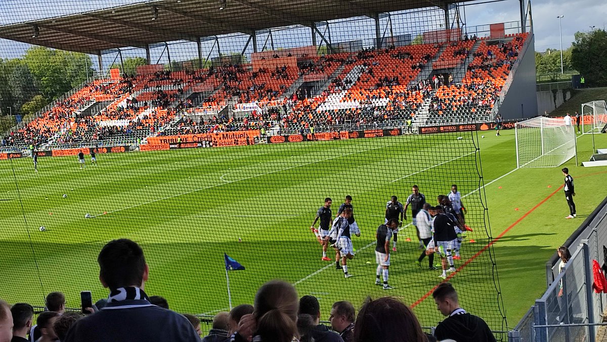 ALLEZ_SCO's tweet photo. En direct du stade Francis Le Basser pour ce derby #LAVALSCO

#AllezSCO #AngersSCO #L2 https://t.co/mkUxQxeyr9