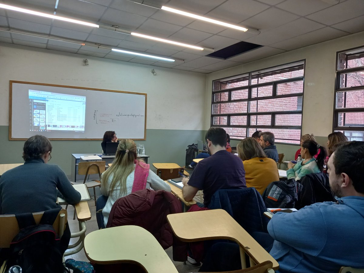 Clase magistral de @natyaruguete hoy en la Maestría en comunicación y cultura. Framing y redes sociales. #fadecs .