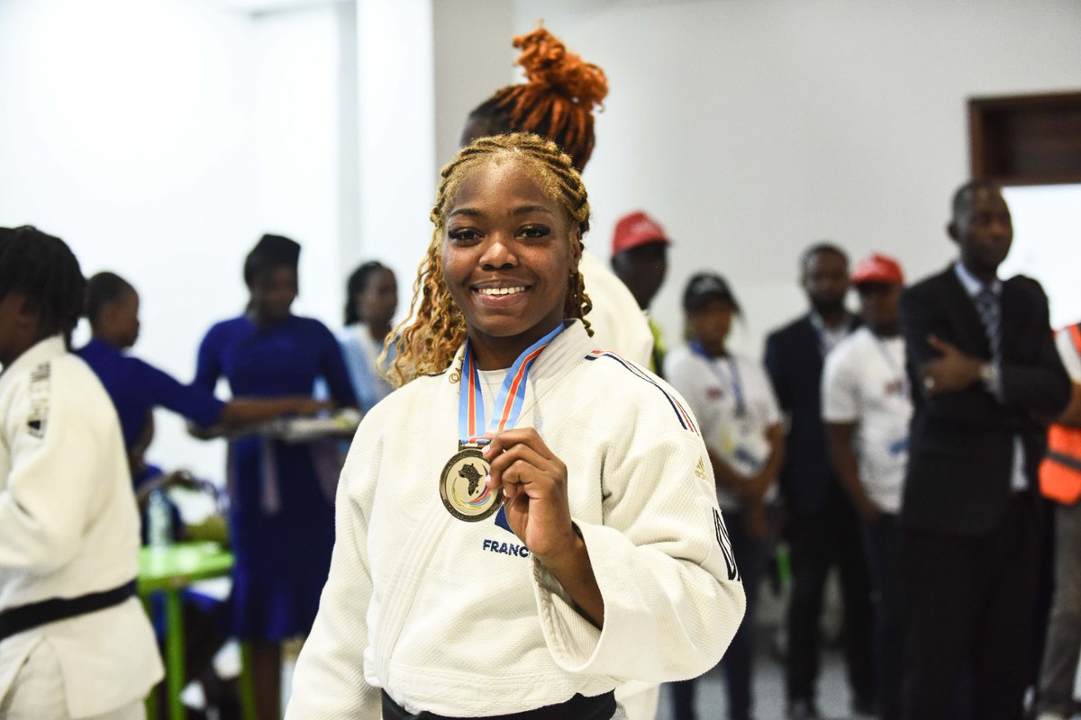 DelegationF's tweet photo. Jour 6️⃣ : triomphe au judo 🇨🇵 

🥇2 médailles d'or remises par notre chef de Délégation Française. 

La France fait une remontée sur le classement général en 5ème position. 

#Jeuxdelafrancophonie2023 
#kinshasa 

©️ Samy Ntumba Shambuyi https://t.co/qZ9bExg5Bo
