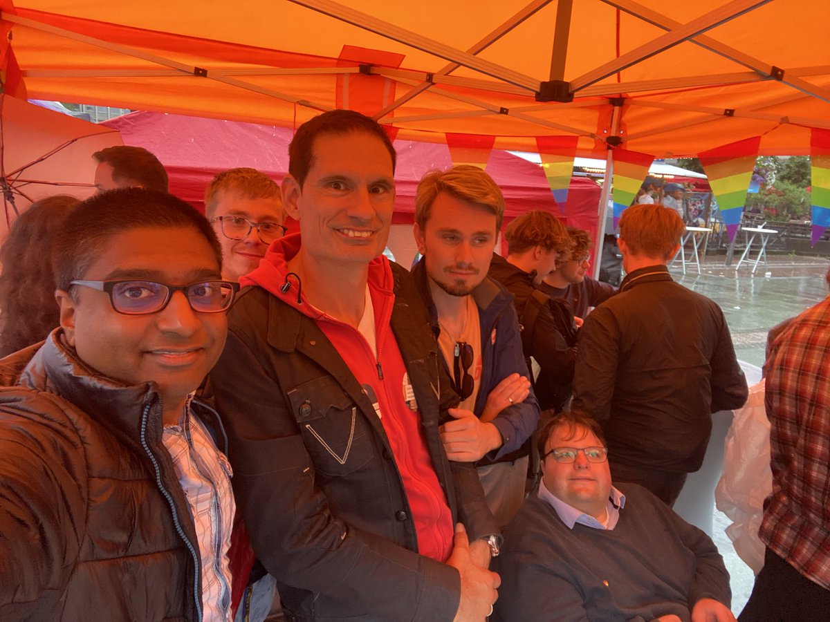 ArunDasgupta3's tweet photo. Wär ich doch mal heute zum Schwimmtraining gegangen, dann hätte ich jetzt wenigstens meine Badehose dabei 😄

Und alles gute zum runden Geburtstag @TKufen 

#HappyPride #CSDEssen @LSU_Bund @lsu_nrw @CDU_Essen #HappyBirthday https://t.co/znxGTDTUTU