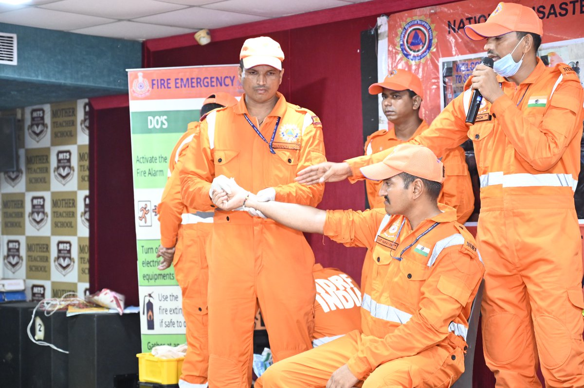 07NDRF's tweet photo. #Team7BnNDRF conducted #School_Safety_Programme under #FAMEx at Mother Teacher School, Barnala(PB).
Topics Covered
FWR Rescue Techniques
CPR
Bandage
Bleeding Control
Splinting 
Dos &amp; Don'ts during Earthquake
Precautions during Heat Wave
@ndrfhq @atulkarwal
@ndmaindia @Cmopb
@ANI https://t.co/hIy6crBu0H