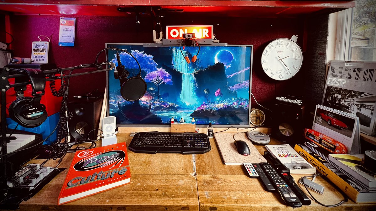 tapehead81's tweet photo. Best office/ studio Iโve ever worked in! ๐ #tinyoffice #gardenshed #shedporn https://t.co/Z5HIFUjPNu