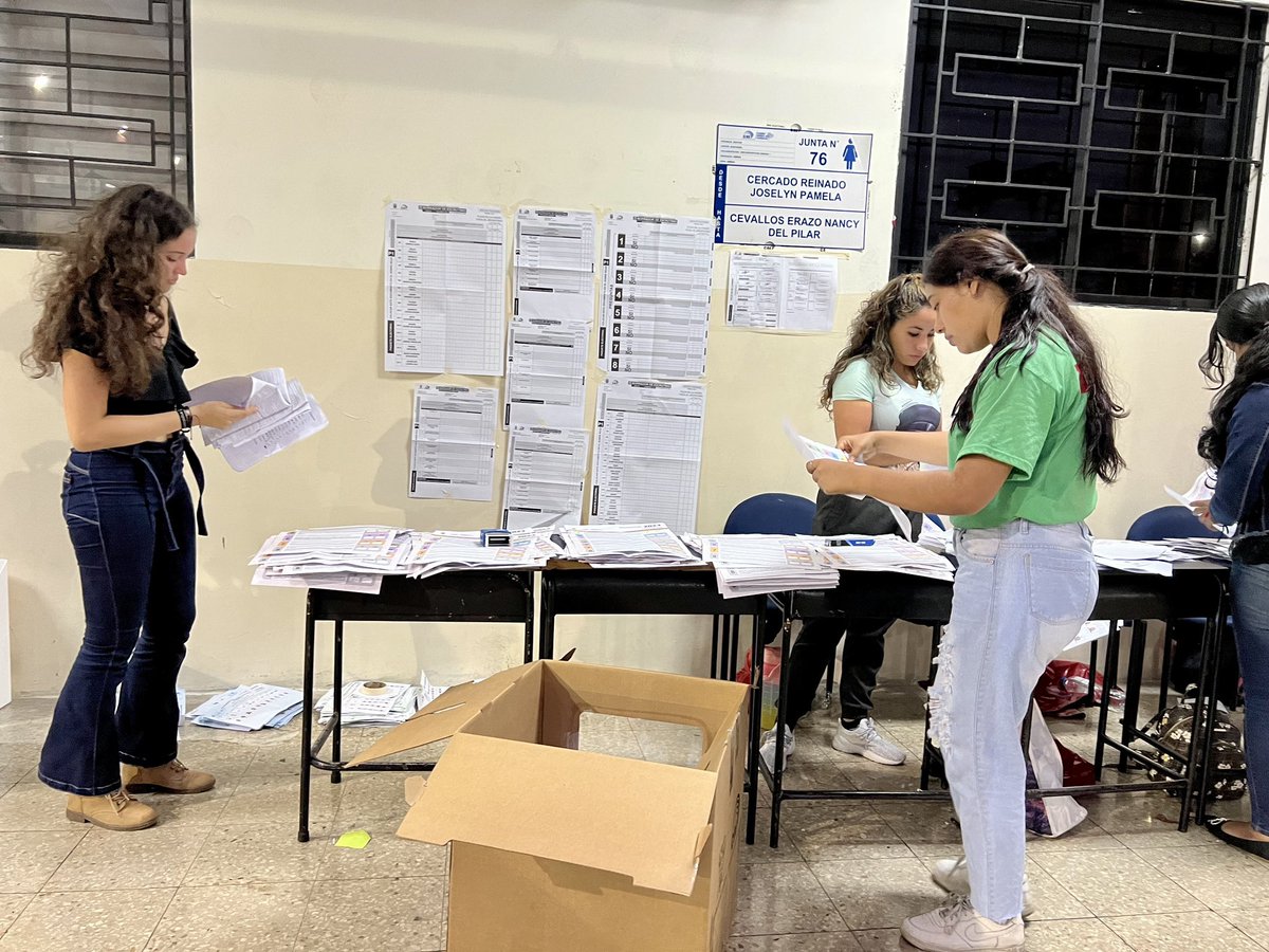ecuainm_oficial's tweet photo. ‼️#URGENTE
El Consejo Nacional Electoral anuncia cambios en el pago a los miembros de las juntas receptoras del voto. Quienes participen en mesa en las #EleccionesAnticipadas2023Ec, recibirán 20 dólares por su labor. https://t.co/8uS8s5UppV