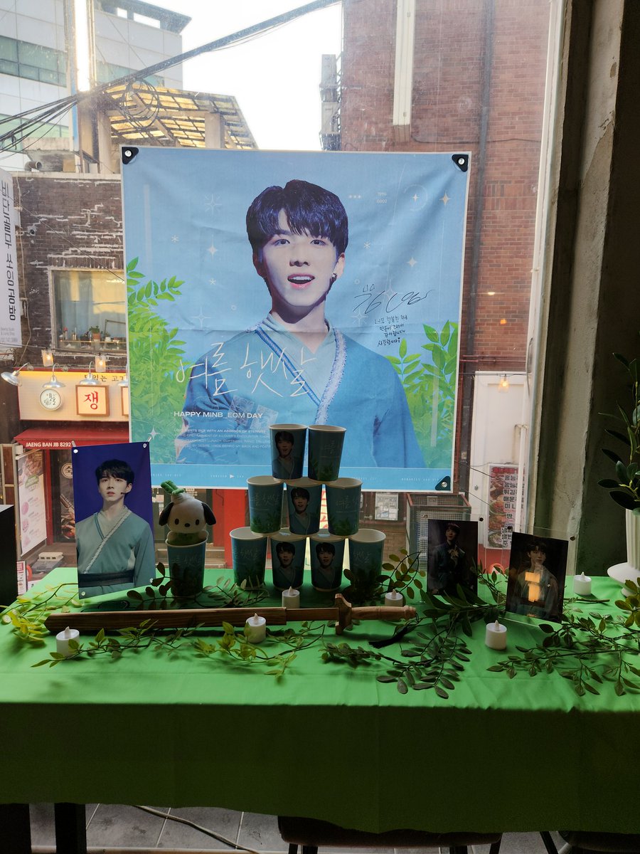 REDTREE87's tweet photo. #생일이라서_기분이_너무너무_좋네요
#어지러운_햇살_반짝이는_민범_생일
#김민범_우리의_여름햇살

생일추카함니다🥳 https://t.co/fNIZdnyuMn