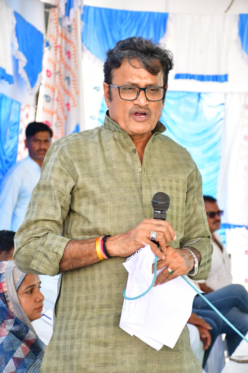 चूरु प्रवास के दौरान मठोड़ी, भैरूसर एवं इंद्रपुरा गांव में राजकीय उच्च प्राथमिक विद्यालयों में विभिन्न विकास कार्यों की सौगात दी। इस दौरान विद्यालयों में बच्चों के साथ बातचीत की और चूरू परिवार के सदस्यों से जगह-जगह मुलाकात कर उनसे संवाद किया। 
#Churu #RajasthanMeraParivar