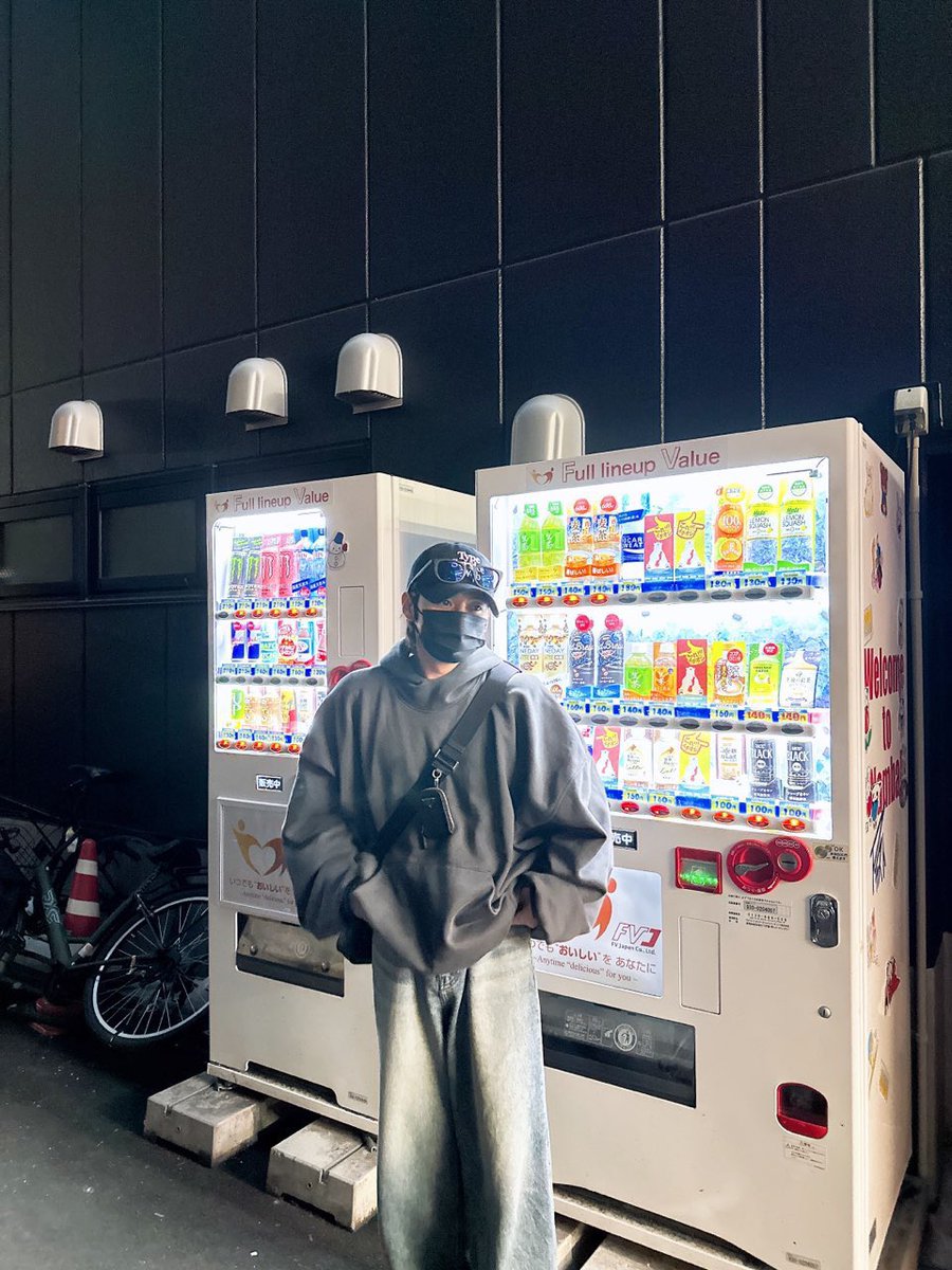 skbinz's tweet photo. eveybody say thank you lee know’s boyfriend for these boyfriend photos https://t.co/LkbPXmXw3z