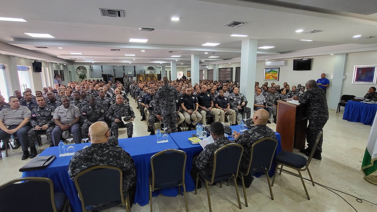 gabrielmercedez's tweet photo. Como cada sábado ya iniciamos el curso taller de los avances y beneficios de la @rd_policia con la presencia de oficiales generales, superiores, subalternos, alistados y asimilados que forman parte de la @PoliciaRD 

En breve la encabezará el Director General de la institución mayor gral Eduardo Alberto Then.

Aquí se arenga los agentes a tener una proximidad policial con los comunitarios, deportista y juntas de vecinos de su zona de responsabilidad, además de tener un comportamiento ejemplar como servidores públicos. 

@pesqueiradiego @ideltv @yoel0325