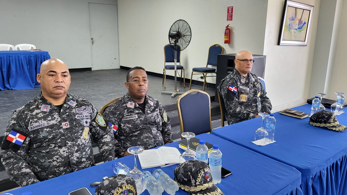gabrielmercedez's tweet photo. Como cada sábado ya iniciamos el curso taller de los avances y beneficios de la @rd_policia con la presencia de oficiales generales, superiores, subalternos, alistados y asimilados que forman parte de la @PoliciaRD 

En breve la encabezará el Director General de la institución mayor gral Eduardo Alberto Then.

Aquí se arenga los agentes a tener una proximidad policial con los comunitarios, deportista y juntas de vecinos de su zona de responsabilidad, además de tener un comportamiento ejemplar como servidores públicos. 

@pesqueiradiego @ideltv @yoel0325