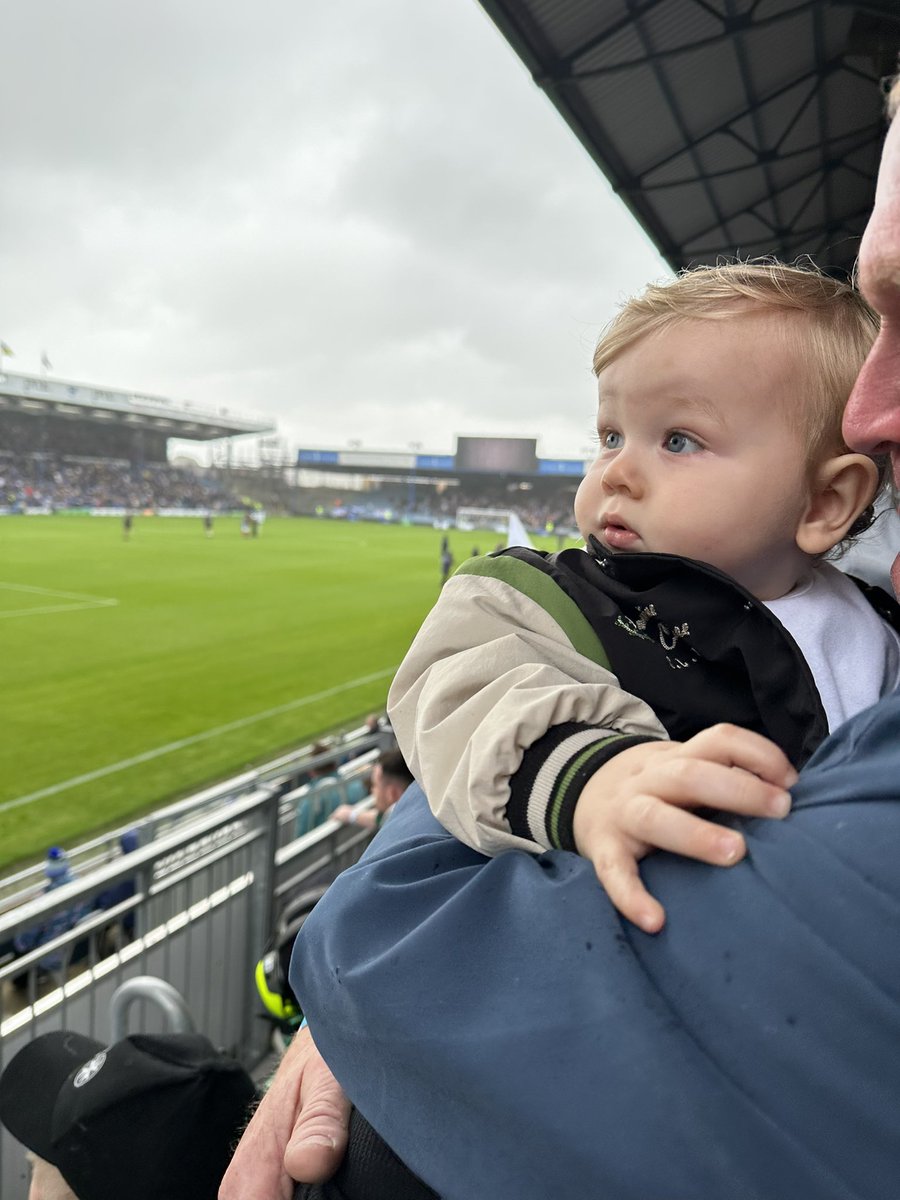 ellmae12's tweet photo. Seeing daddy’s first game of the season #PUP @Connor_Ogilvie https://t.co/hI1AvyR2SM