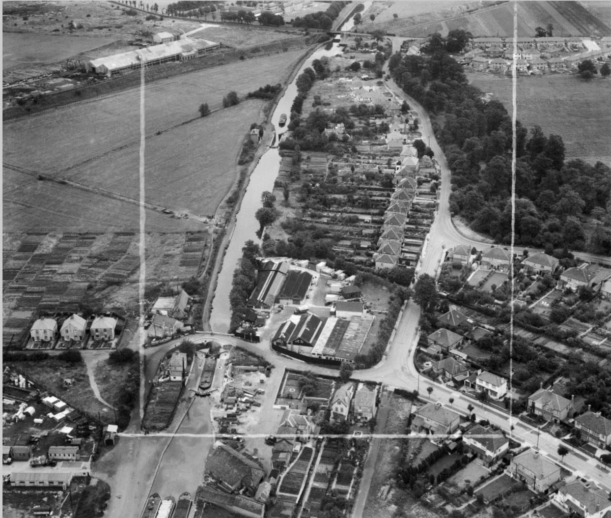 stuntbutt's tweet photo. The Grand Union Canal, Top Locks, Norwood Green 1930 @JM4NorwoodGreen @JasbirAnand2 @_petermason @VisitSouthall #britainfromabove https://t.co/okB98aaX14