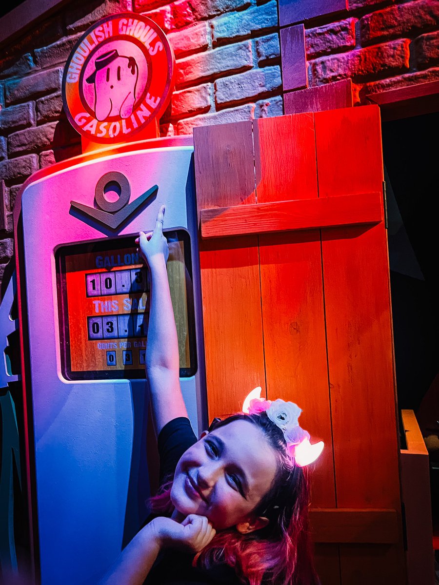 minkflamingos's tweet photo. @HauntGirlsPod @HorrorNightsORL My kid has been doing all her “back to school” shopping at hot topic this year, I feel like it’s been closer to “back to HHN” shopping 😅🤷🏻‍♀️ https://t.co/PZS1PD56vV