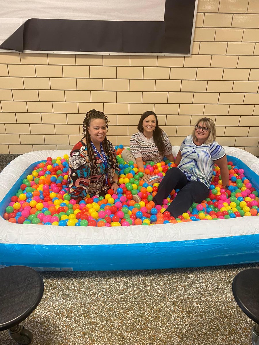 AlexanderEle900's tweet image. #TakeASeat #MakeAFriend #InTheBallPit
Awesome school year loading @ Alexander!! 💙 @PrincipalSDavis @JMCSchools @suptking 

#WeAreAlexander
#900HighlandAve