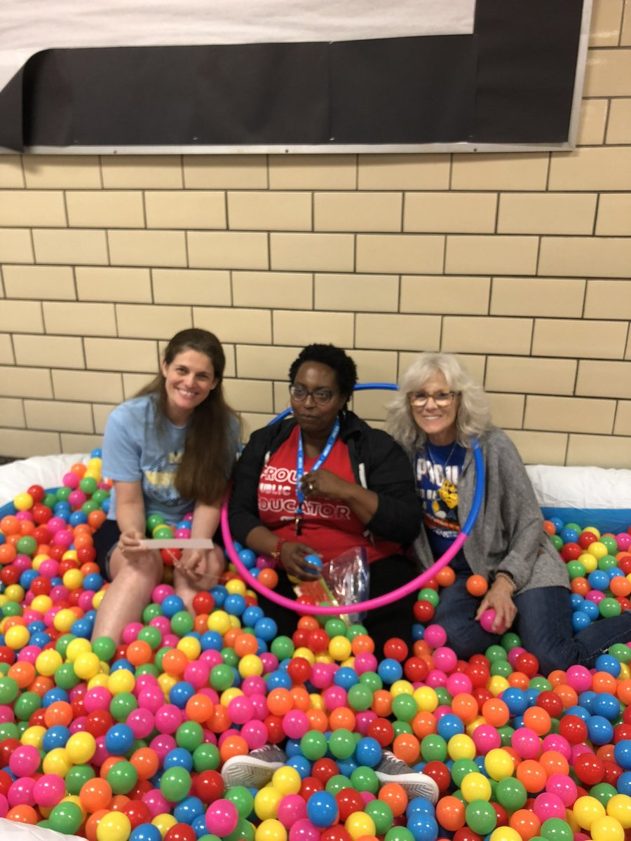 AlexanderEle900's tweet image. #TakeASeat #MakeAFriend #InTheBallPit
Awesome school year loading @ Alexander!! 💙 @PrincipalSDavis @JMCSchools @suptking 

#WeAreAlexander
#900HighlandAve