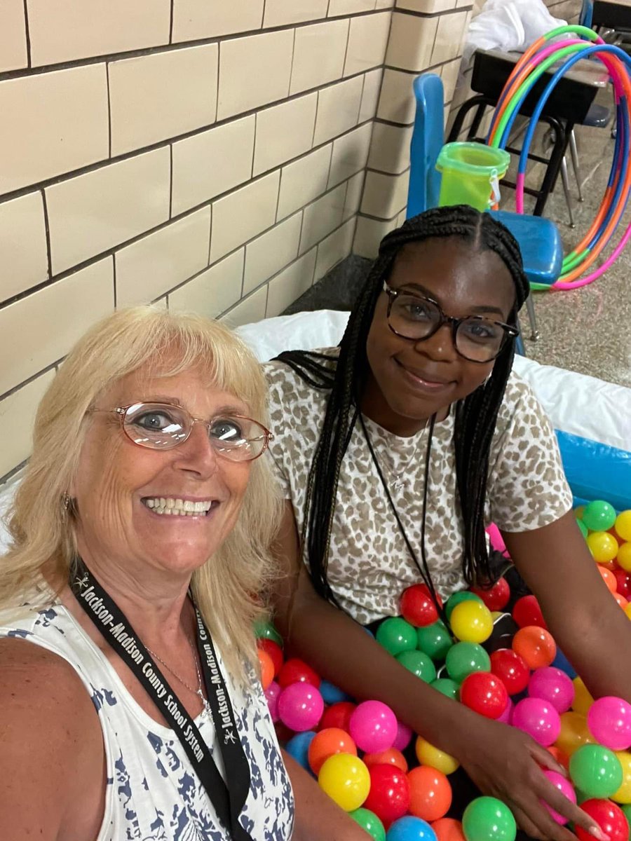 AlexanderEle900's tweet image. #TakeASeat #MakeAFriend #InTheBallPit
Awesome school year loading @ Alexander!! 💙 @PrincipalSDavis @JMCSchools @suptking 

#WeAreAlexander
#900HighlandAve