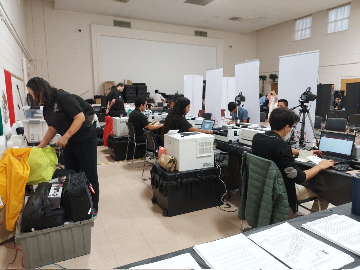 soilehpm's tweet photo. Primer ejercicio de un Consulado Móvil conjunto para atender más y mejor🙎🙎‍♀️🧒👶👩‍🦰🧑🏽🧑🏼‍🦳 🇲🇽 @ConsulMexCho @ConsulmexINI @ConsulMexKan https://t.co/PgsFlE21uj