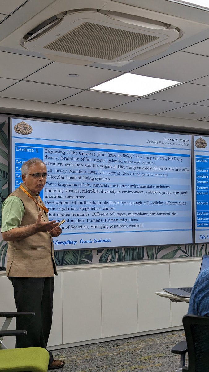 atharvapathak1's tweet photo. A very interesting talk on Cosmic Evolution from the 10 Lecture series: 'Life Science and Everything' delivered by Prof. Shekhar Mande and accompanied by Prof. Yashwant Gupta, organized by @Persistentsys.

#PersistentUniversity https://t.co/bKV3t4sW5t