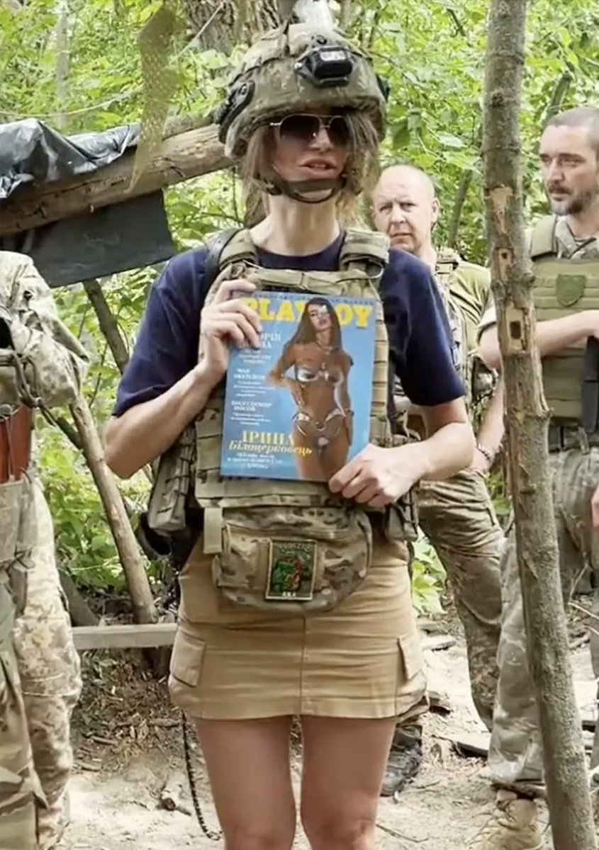 YashinNatalia's tweet photo. .
Да, это украинский Playboy - первый печатный выпуск с начала войны. На обложке - фотография Ирины Белоцерковец, женщины, которая 26 февраля 2022 года была тяжело ранена и потеряла глаз.
Вас шокирует, что Ирина снялась голая? А напрасно. Ей восстанавливали лицо по кусочкам. "Отсутствовал глаз, повсюду торчал�� трубки, побритые после операции волосы. Везде швы, шрамы, раны. Я была монстром Франкенштейна. Моя челюсть сломалась, как веточка,"- так Ирина рассказывает о своем ранении. И вот она сейчас - живая, красавица, у нее фантастически тело, ее фотография убеждает: жизнь продолжается. Весь печатный выпуск с фотографией Ирины не пошел в продажу, а был разослан по госпиталям и больницам.
Жизнь продолжается!