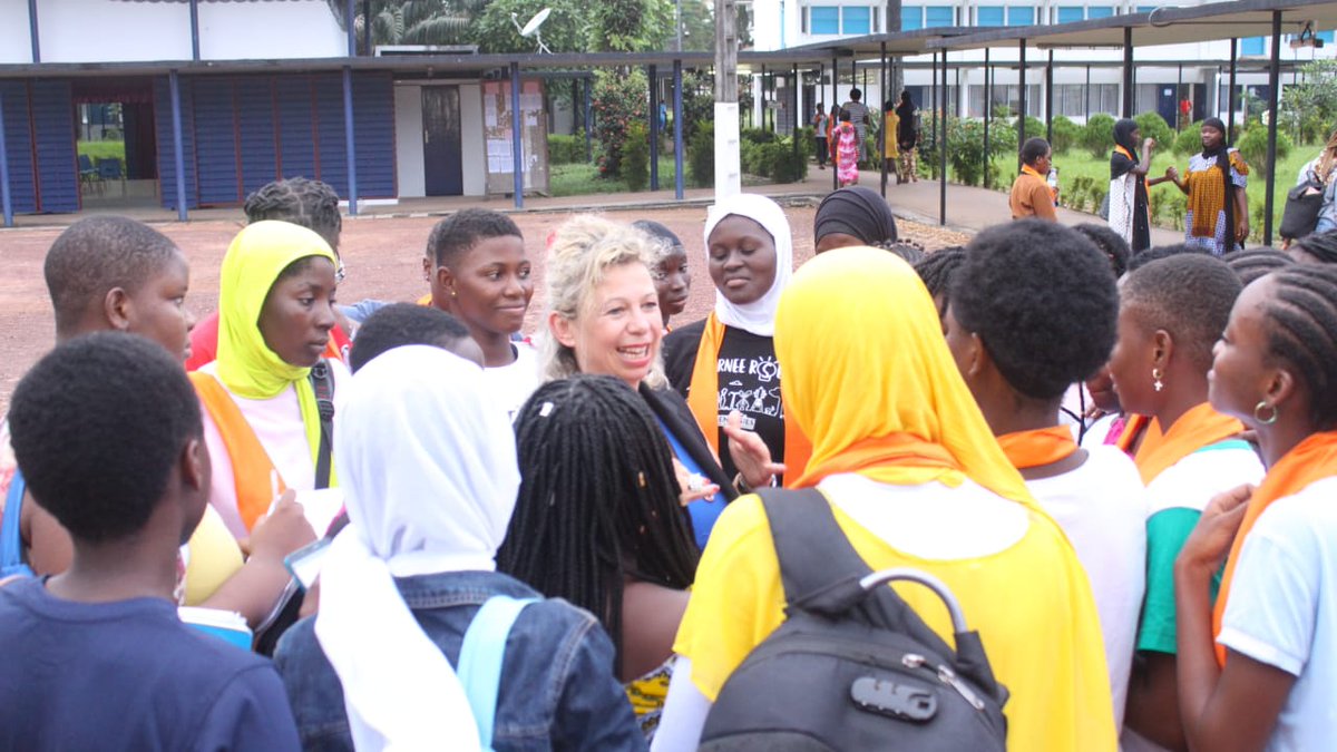 PascaleFressoz's tweet photo. Un des temps "coup de coeur" 🌿 de ma mission à Abidjan, fut le Camp d'Excellence, ONG #PathfinderFoundation, Mandjalé Touré.
J'ai présenté #ODD, #AIODD et mon parcours.
😀 Mille mercis. Bravo👏🏽à ces jeunes filles africaines dans les filières scientifiques. Moments touchants ! https://t.co/Zanl7efyld