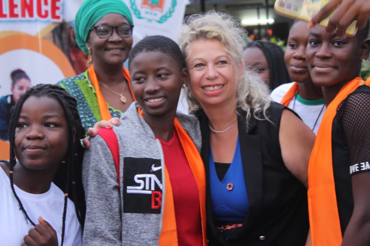 PascaleFressoz's tweet photo. Un des temps "coup de coeur" 🌿 de ma mission à Abidjan, fut le Camp d'Excellence, ONG #PathfinderFoundation, Mandjalé Touré.
J'ai présenté #ODD, #AIODD et mon parcours.
😀 Mille mercis. Bravo👏🏽à ces jeunes filles africaines dans les filières scientifiques. Moments touchants ! https://t.co/Zanl7efyld