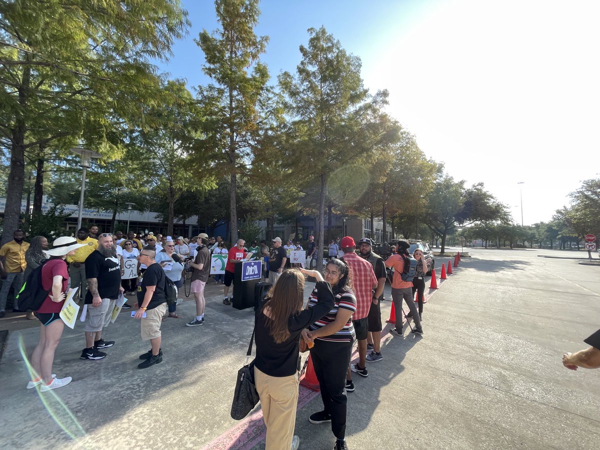 mr_dsantos's tweet photo. Hundreds are here EARLY to reclaim our voice in Houston! 
No Justice, No Peace
#HISD #SaveOurSchools #LibrariesNotPrisons #HoustonISD https://t.co/85b4cJpRml