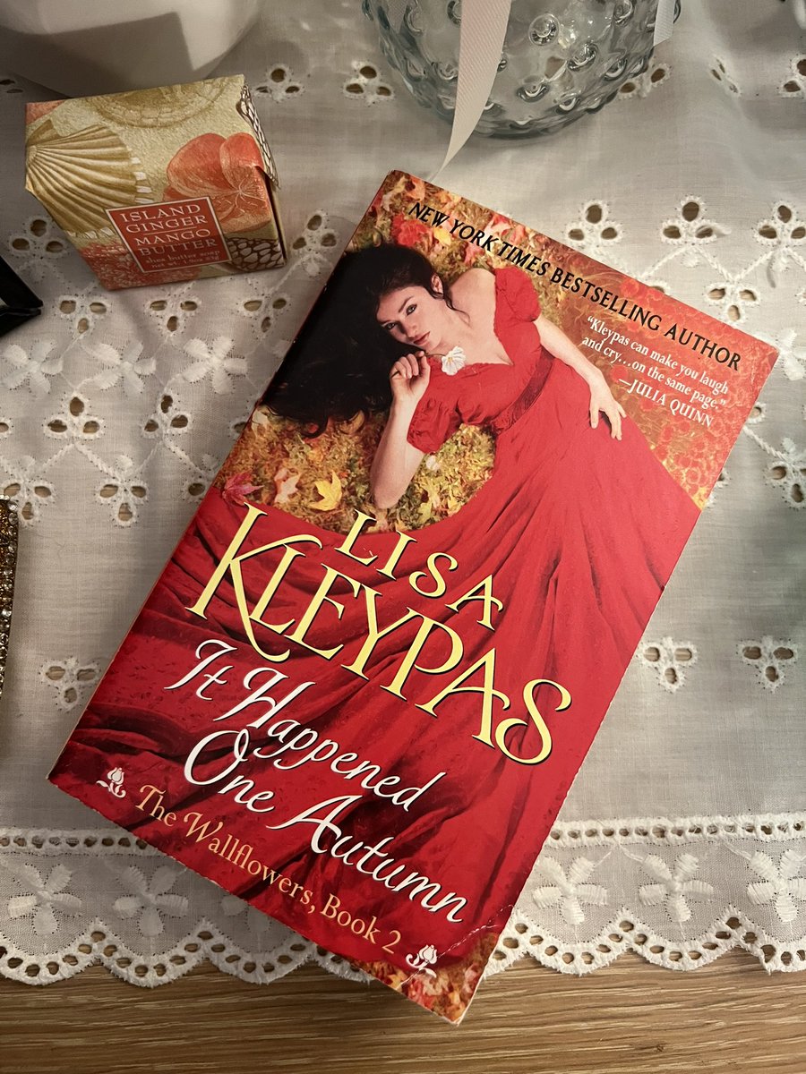 emmyreads_rom's tweet photo. I’m starting #BookRecSaturday ✨📖✨where I recommend a book I’ve read!
Starting with one of my favs:
“It Happened One Autumn” by Lisa Kleypas 🍁🍂
(1/2) https://t.co/XRFCx3rAkN