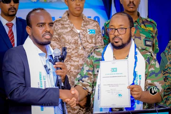 indhataag's tweet photo. The Speaker of @SSCKhaatumo H.E Jama handing over the office credentials to the newly-elected @SSCKhaatumo Leader H.E Abdikadir.  👏 https://t.co/QYocr9isXD